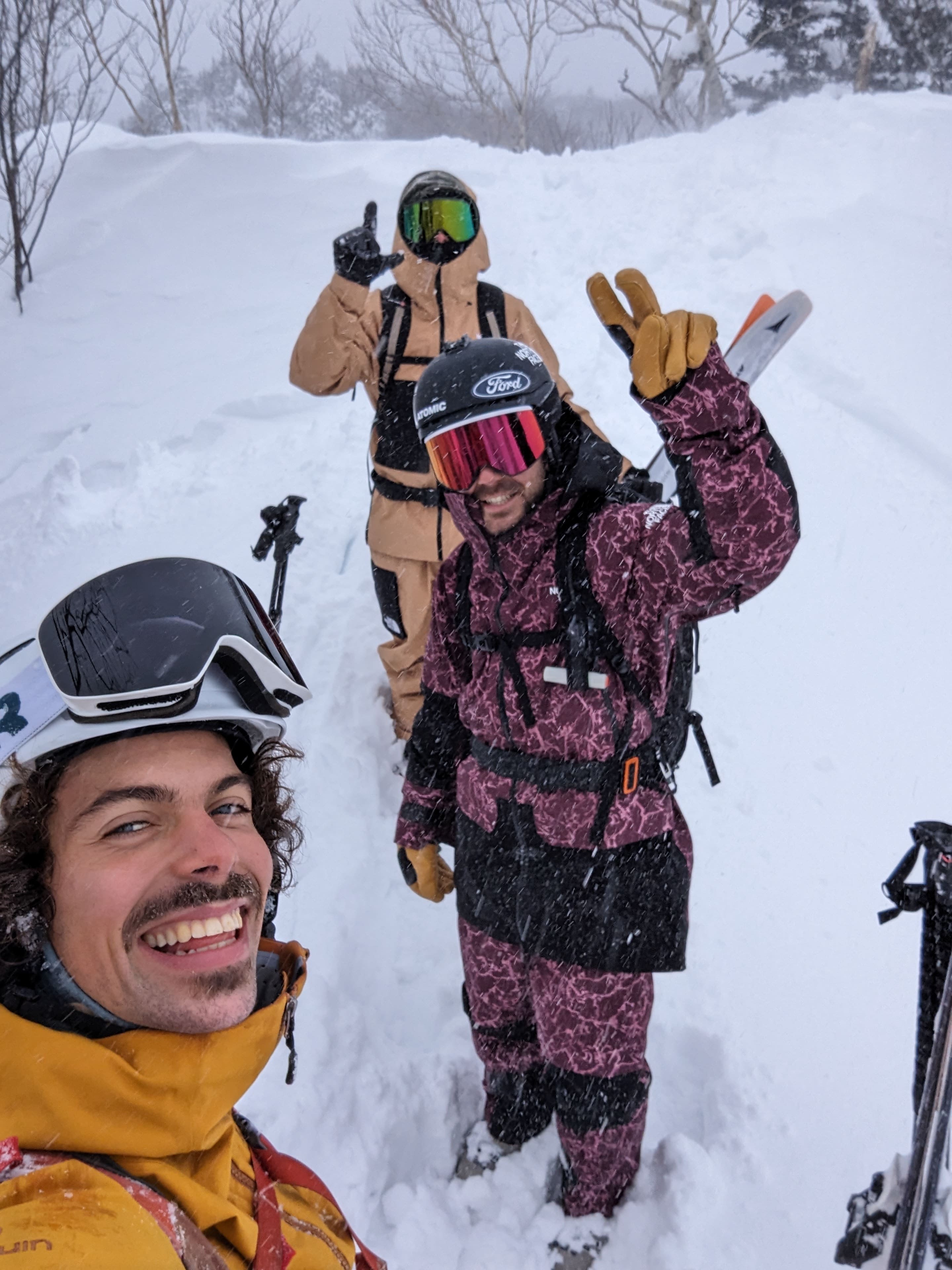 Aymar Navarro esquiando nieve polvo en Furano, Hokkaido