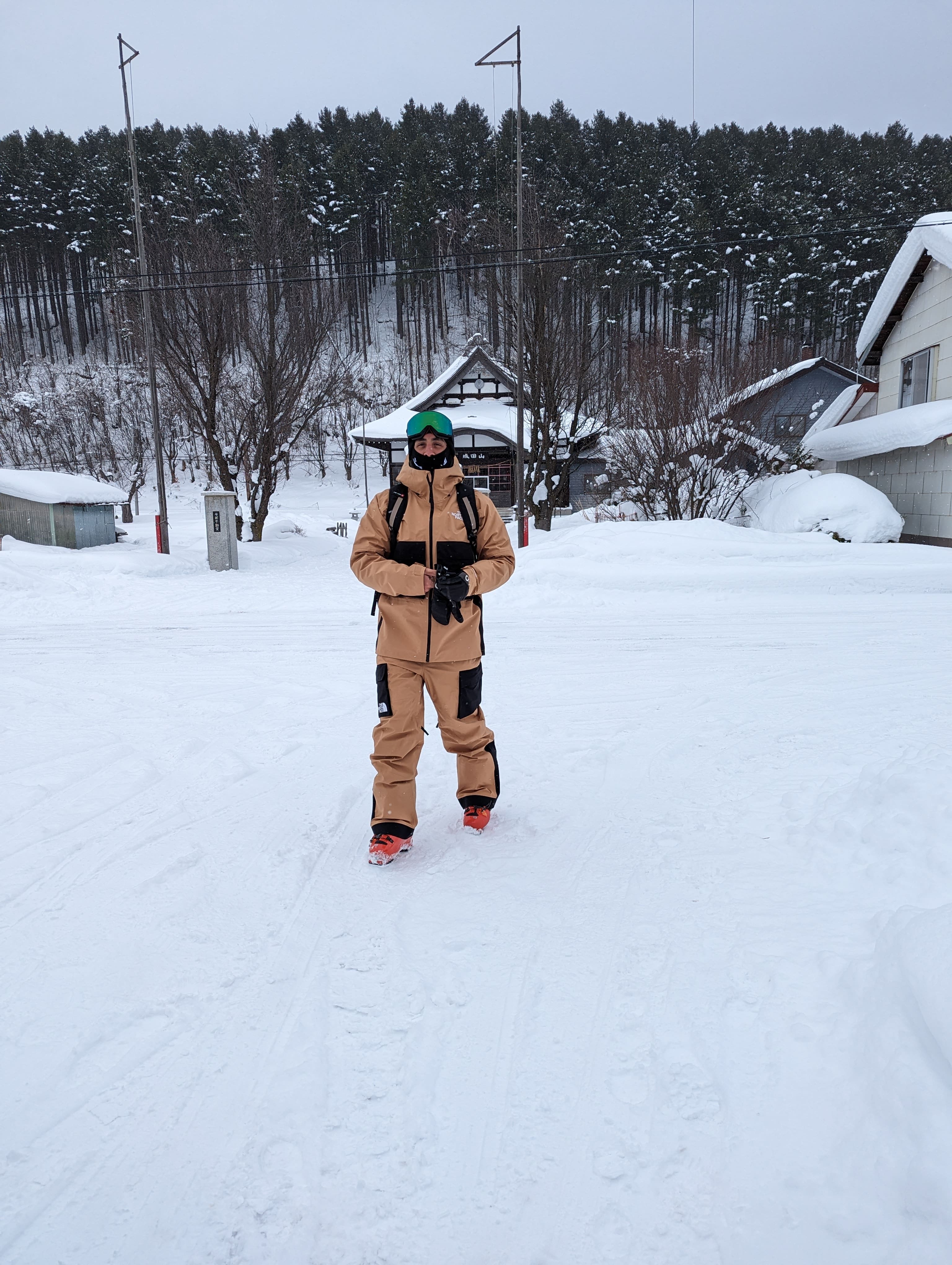 Léo Slemett en una línea de nieve polvo en el centro de Hokkaido